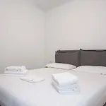 I-host - Bright 1br With Balcony In