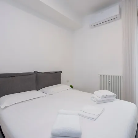 Daire I-host - Bright 1br With Balcony In
