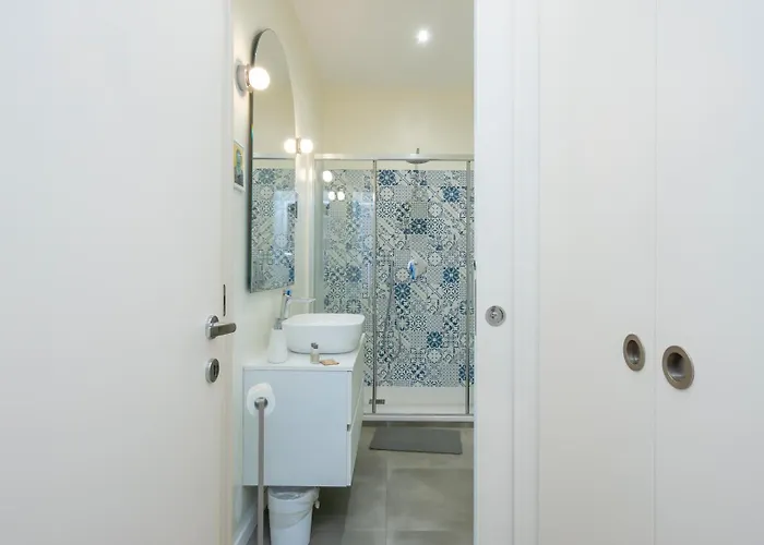 Lägenhet I-host - Bright 1br With Balcony In *